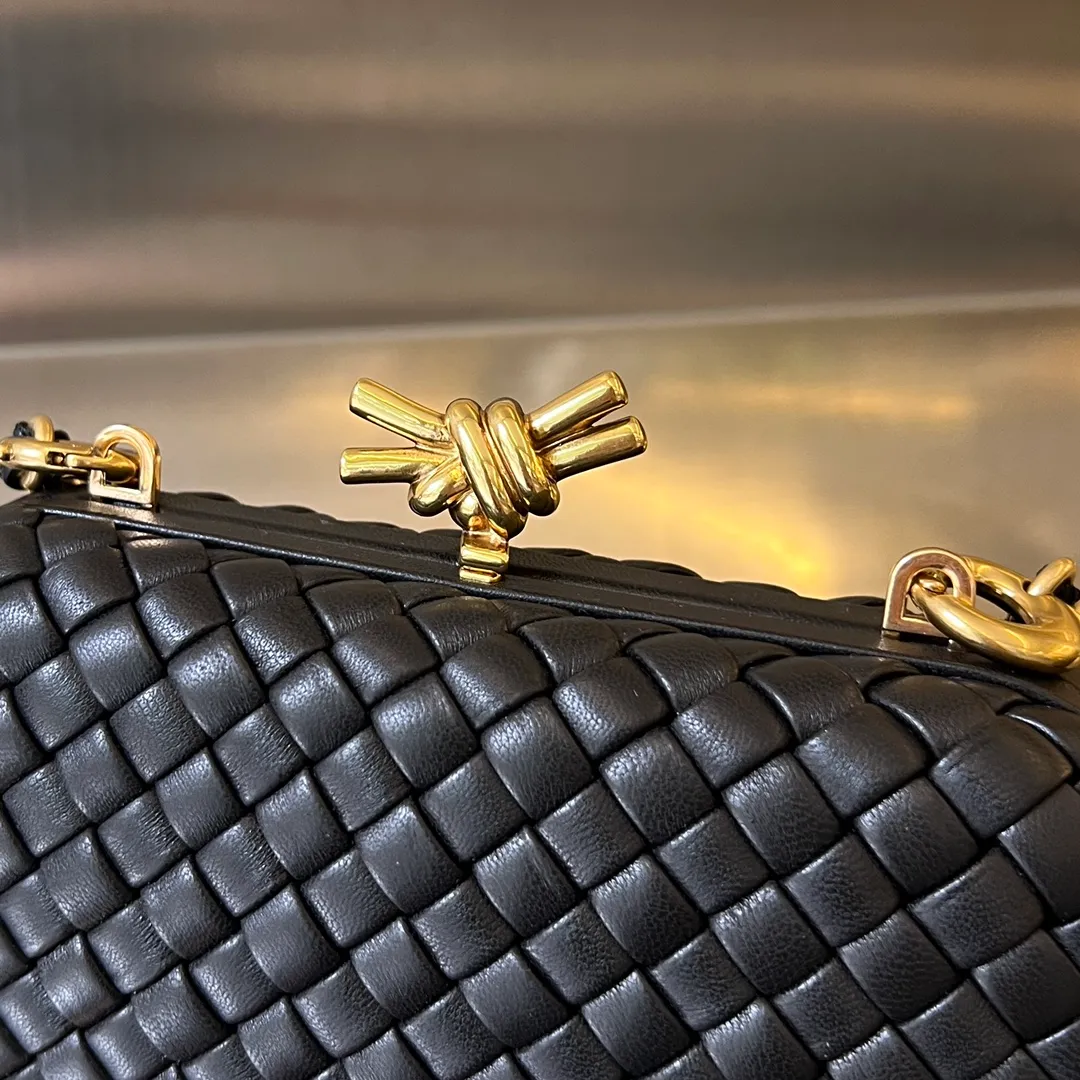 Batch 2260 BV Knot chain evening bag 🎈776662 Iconic woven texture with metal knot buckle, noble and elegant, soft and comfortable texture of sheepskin, detachable metal chain, super high-end hand/cross-body, simple and beautiful, overall more fashionable and high-end. The knot design is small and exquisite, low-key without logo, no floral decorations, elegant and generous, holding it in the hand can add an elegant and gentle temperament to women It combines elegance and elegance, size: 19x11.5x5